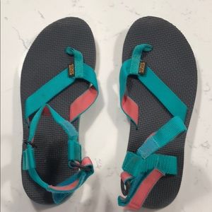 Women’s size 9 tevas green and pink